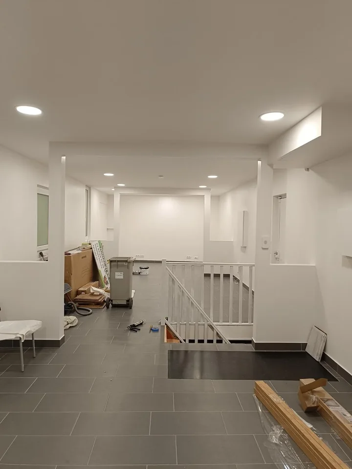 Après rénovation — faux plafond et spots boutique Alfortville