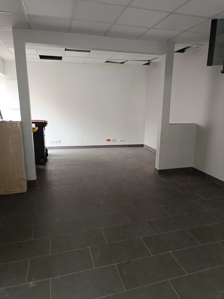 Avant rénovation — faux plafond boutique Alfortville
