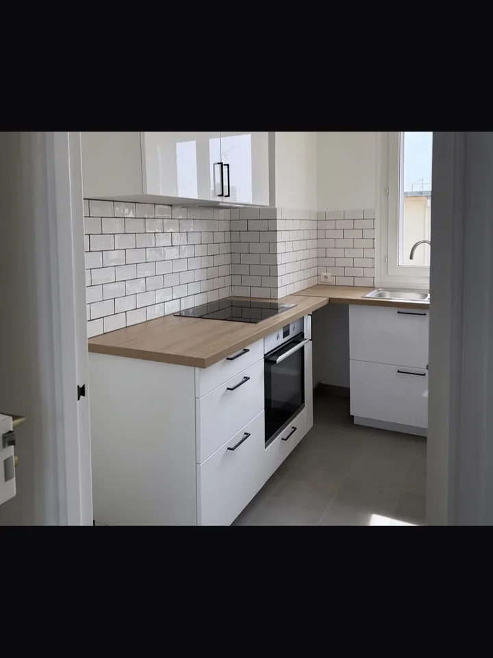 Après rénovation — cuisine équipée faïence subway tiles plan de travail bois