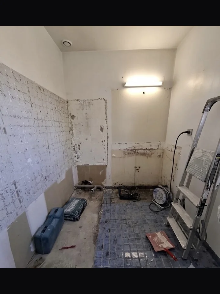 Avant rénovation — salle de bain en dépose totale
