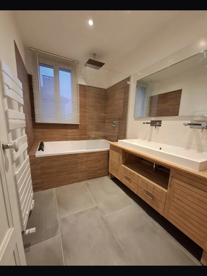 Après rénovation — salle de bain bois et béton, baignoire et douche à l'italienne